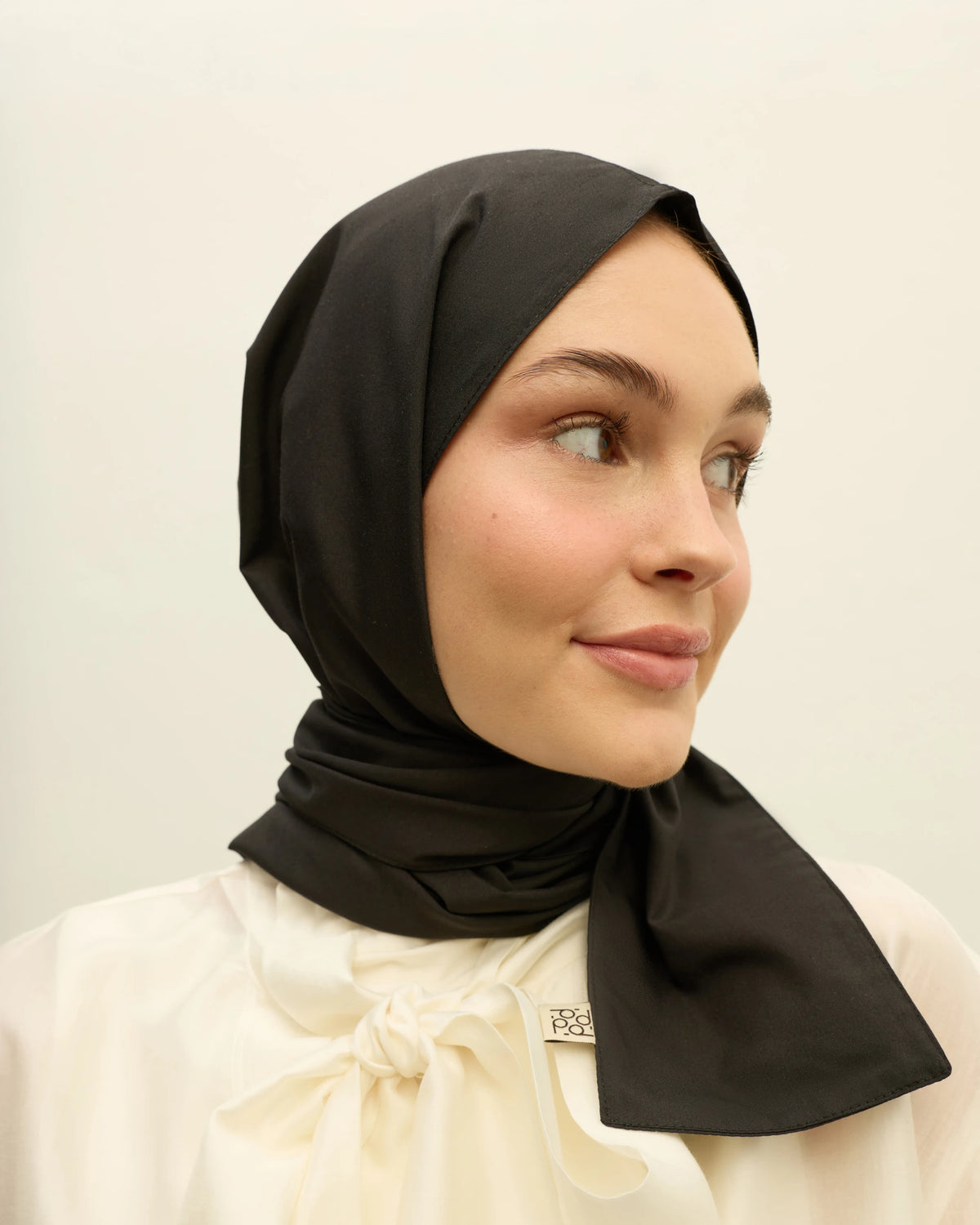 Mona Poli • Siyah